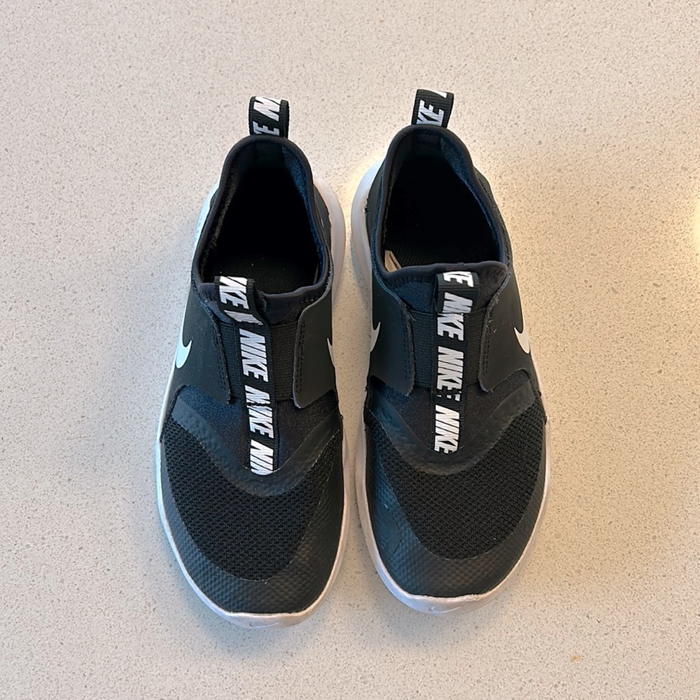NWOT Nike flex runner for boys or girls. Size US 1 or UK 13.5 Euro 32